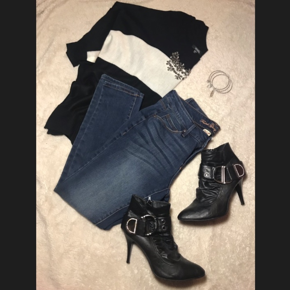 Black and white sweater. Size XL
